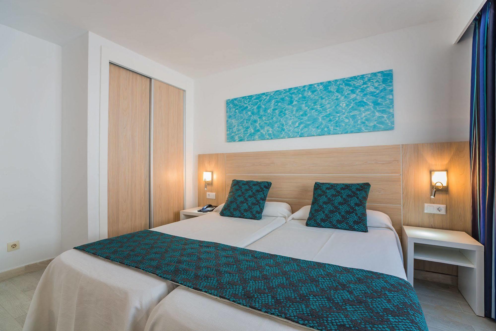 Aparthotel Holiday Center Santa Ponsa Exterior foto